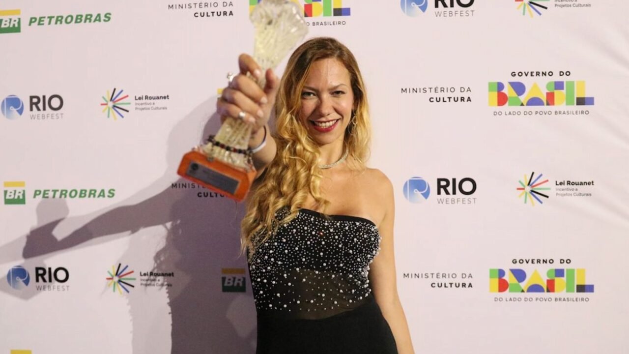 Thai Aguiar vence como Melhor Apresentadora de Podcast no Rio Webfest com “The Artist no Ar”